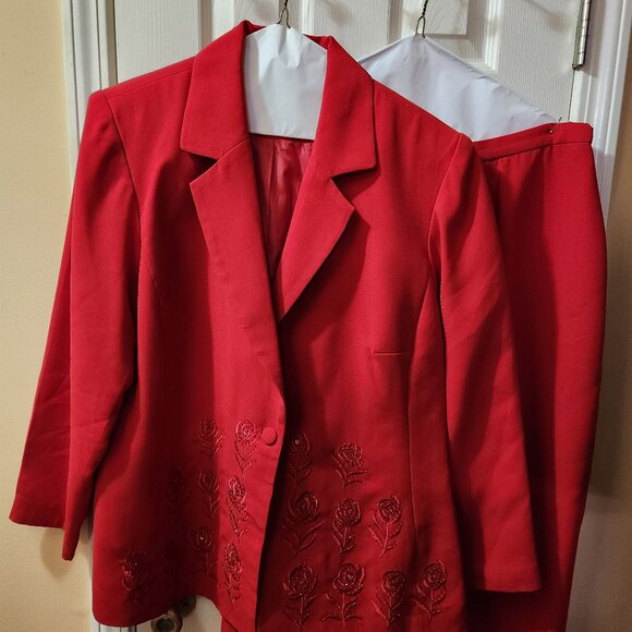 Beautiful Red Suit - Size 20W - Picture 1 of 2